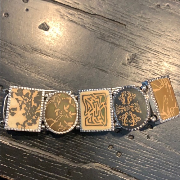 Cameo-Like Style Bracelet - Picture 6 of 7